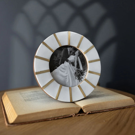 ANSEL ROUND PICTURE FRAME BRASS INLAY RESIN 4x4